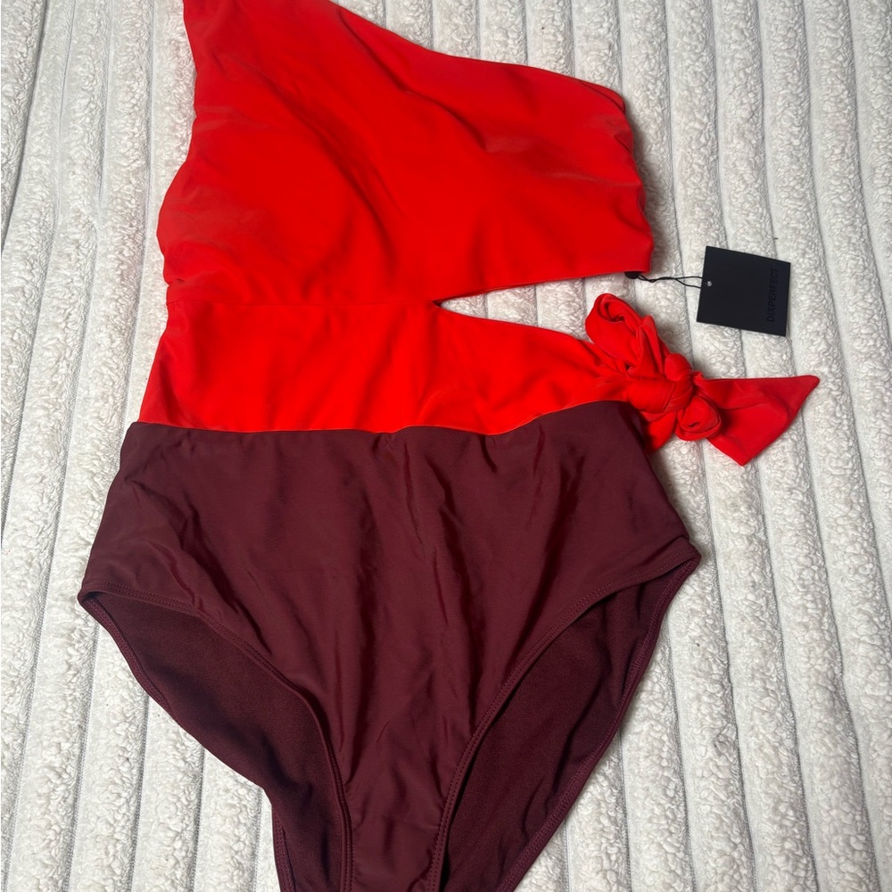 Chic Red One-Shoulder Swimsuit with Cutout - Picture 6 of 8